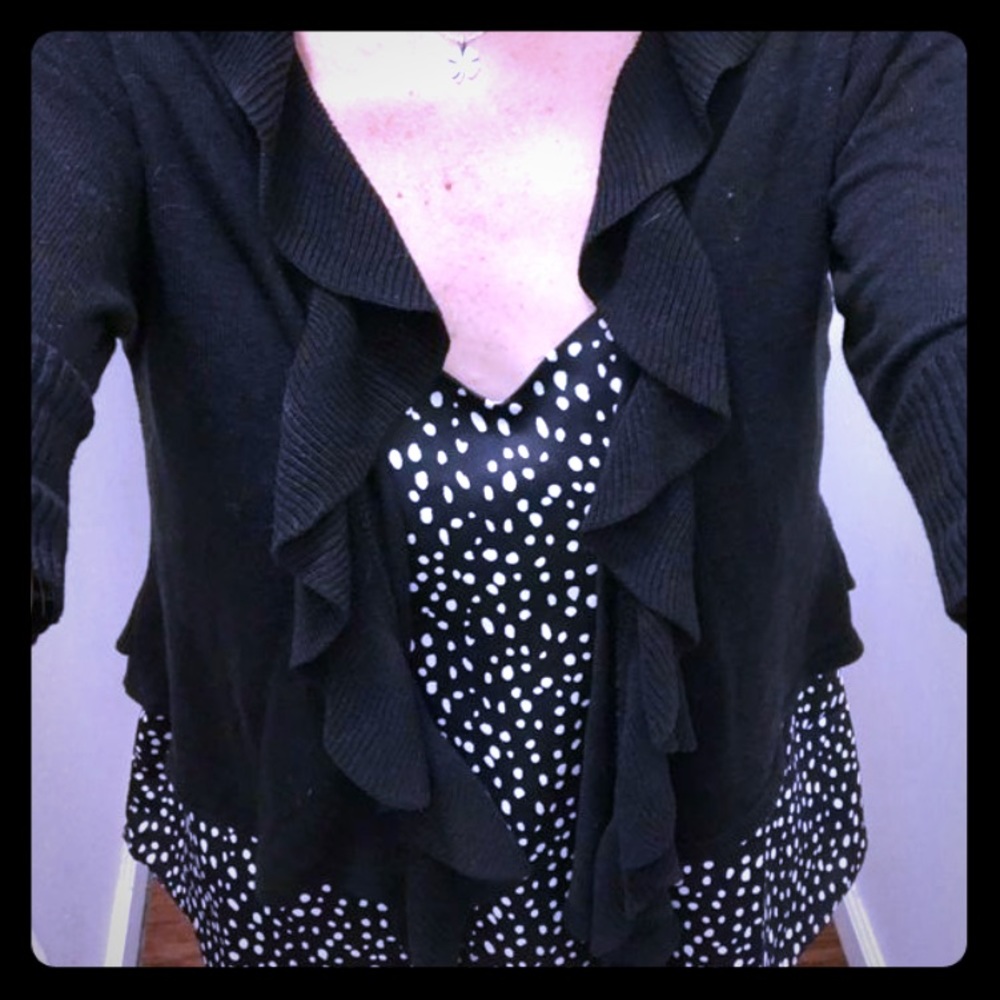 🌻 Juniors short scalloped cardigan
